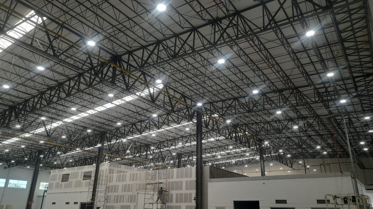 Iluminación industrial en nave productiva en Querétaro