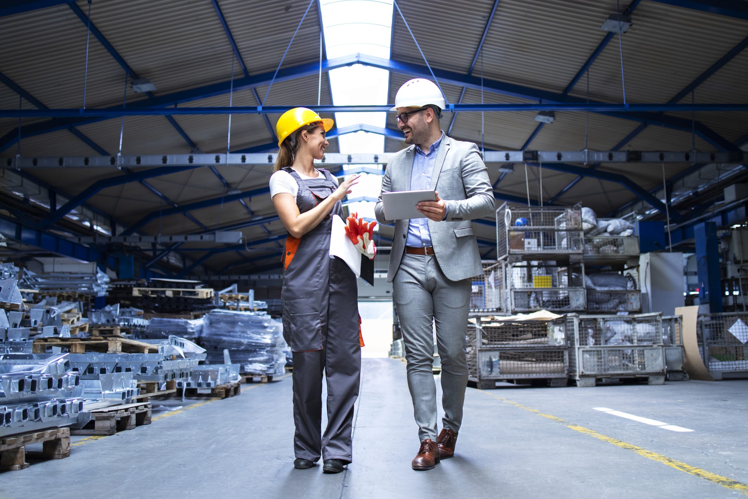 Supervisor industrial revisando producción en planta de Querétaro